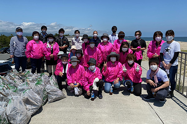 新舞子浜海岸での清掃活動（当社従業員と福島県信用漁業協同組合連合会といわき市漁協女性部のみなさま）