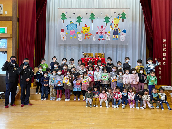 小友保育所での集合写真 