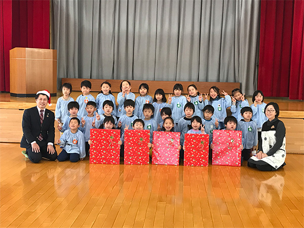 小百合幼稚園への寄贈。集合写真