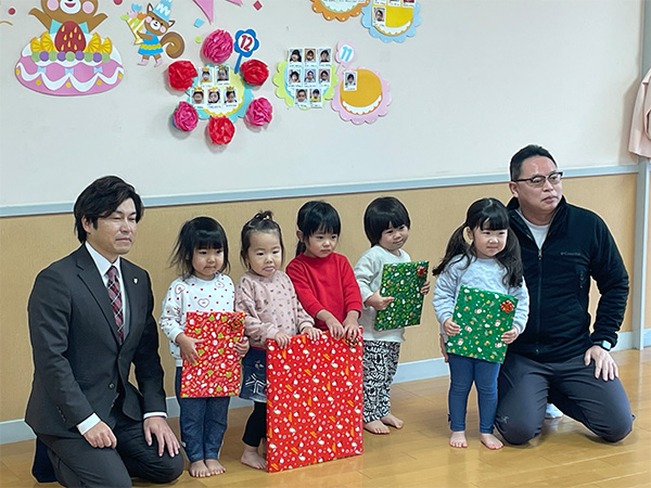 いずみ保育園への寄贈。集合写真