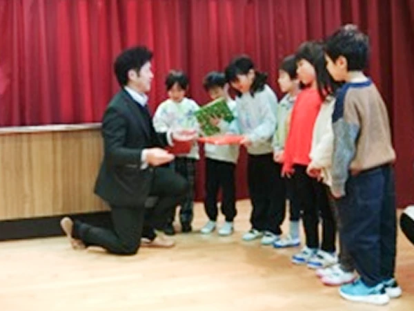 あかまえこども園への寄贈。集合写真