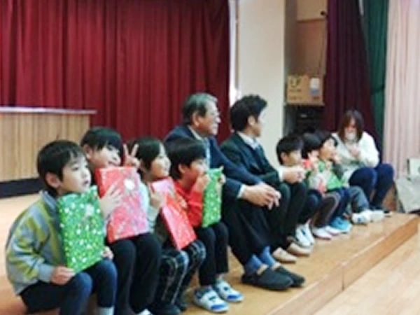 あかまえこども園への寄贈。集合写真