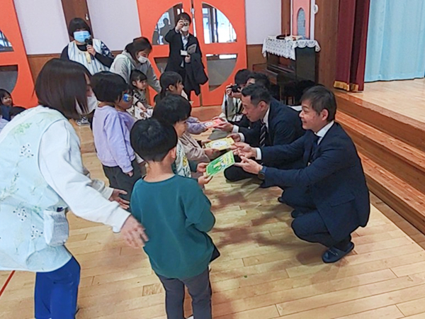 陸前高田市の米崎保育所様と竹駒保育園様へ絵本 計21冊を寄贈